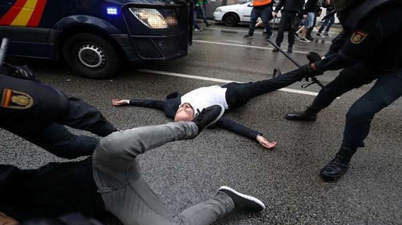 استفتاء كتالونيا يتحوّل إلى “ساحة اشتباكات”