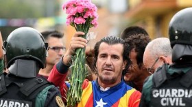 برشلونة يجمد أنشطته احتجاجا على العنف ضد “شعب كتالونيا”