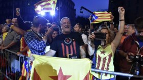 استطلاع : فوز الانفصاليين بأغلبية المقاعد في انتخابات كاتالونيا