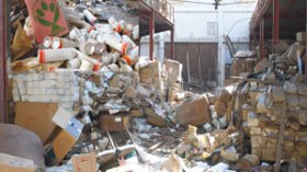 مخزن  مهمل لمواد سريعة  الالتهاب يهدد بتفجير  تجمع  سكاني