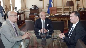 فرنسا “تُهمّش” مؤسسات المسلمين.. وتعترف بإسلام المسيحي “شوفنمان”