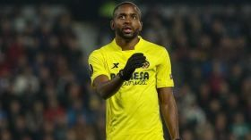 باكامبو: إدارة ليستر سيتي “تحايلت” لـ “احتجاز” محرز