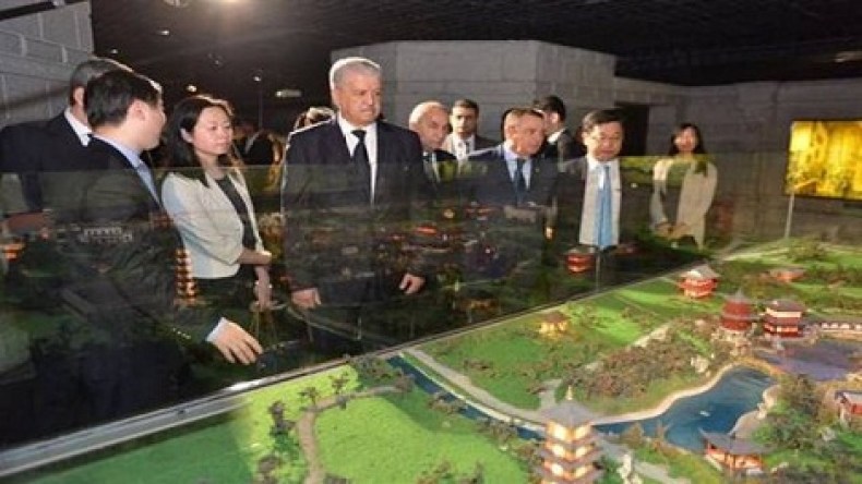 سلال يقترح إقامة توأمة بين مدينة شنغهاي ومدينة جزائرية