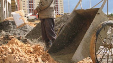 Algeria :  government subsidies building materials, punishes speculators
