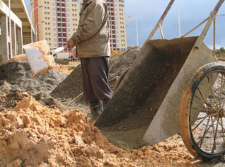 Algeria :  government subsidies building materials, punishes speculators