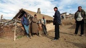 Algeria : angry families ill-treat and beat census-takers