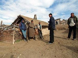 Algeria : angry families ill-treat and beat census-takers