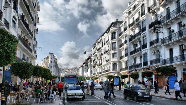 إنزال بشري.. ازدحام مروري وتدافع في المحلات للدخول إلى البيوت باكرا!