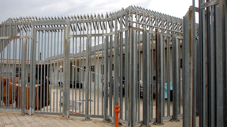 سجن آخر في انتظار “الحراقة” الجزائريين بإيطاليا