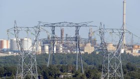 خوصصة “بيع” الكهرباء لسدّ 130 ألف مليار من عجز سونالغاز