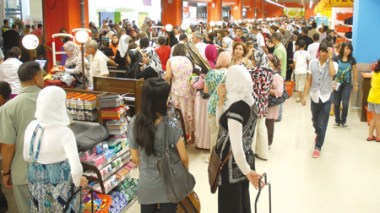 A la veille du mois de ramadhan, rush sur les marchés et centres commerciaux