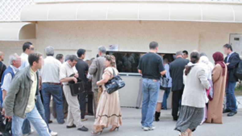 حرمان الطلبة من العمل خلال الدراسة وشروط تعجيزية لاستقدام العائلات