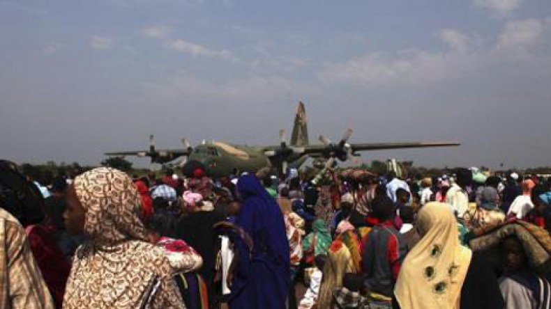 المئات يسعون للفرار من افريقيا الوسطى على متن رحلات جوية طارئة