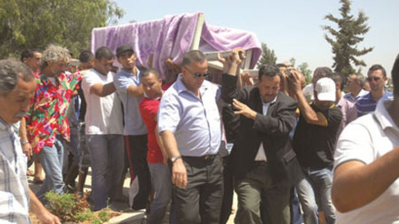 معجبون يحاولون اقتحام منزل الراحل رشيد فارس لتوديعه