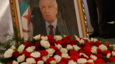 الجزائريون يودعون رئيسهم الأسبق الشاذلي بن جديد