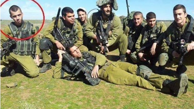 غزة: الجندي الأسير شاؤول انهار بعد سماع خبر وفاة والده