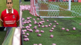 خنازير بلاستيكية في مباراة فريق الجزائري “كسحي”!؟