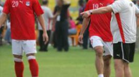 أزمة “خلاف” جديدة بين اللاعبين المصريين وشحاتة يعقد اجتماعا طارئا