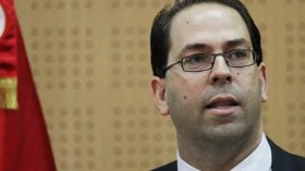 “الشاهد” يسير على خيط رفيع وسط عاصفة الصراع السياسي بتونس