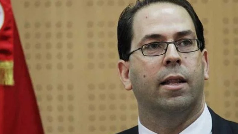 “الشاهد” يسير على خيط رفيع وسط عاصفة الصراع السياسي بتونس