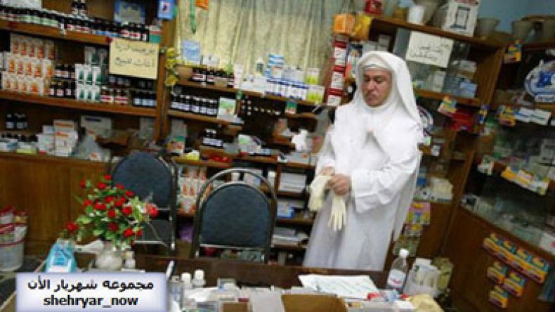 إمام بعدسات لاصقة وتنميص وخطب عن الحب وويتني هيوستن