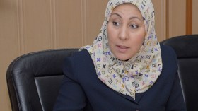 مؤسسات تحوّل النساء العاملات إلى أشباه رجال