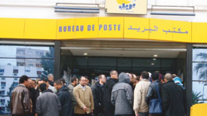 طوابير‭ ‬على‭ ‬مراكز‭ ‬البريد‭.. ‬اختناق‭ ‬في‭ ‬الطرقات‭ ‬وشح‭ ‬في‭ ‬المواد‭ ‬الاستهلاكية