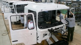 “مجمّع معزوز” يعلن عن مصنع لتركيب شاحنات “شاكمان”