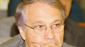 بوتفليقة  يعزل  وزراء  القطاعات  ” المغضوب عليها ”  ويبرّئ  ” الأهداف  السهلة “