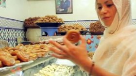 شاكيرا ترتدي الحجاب وتلتهم حلوى” الشباكية “في مراكش