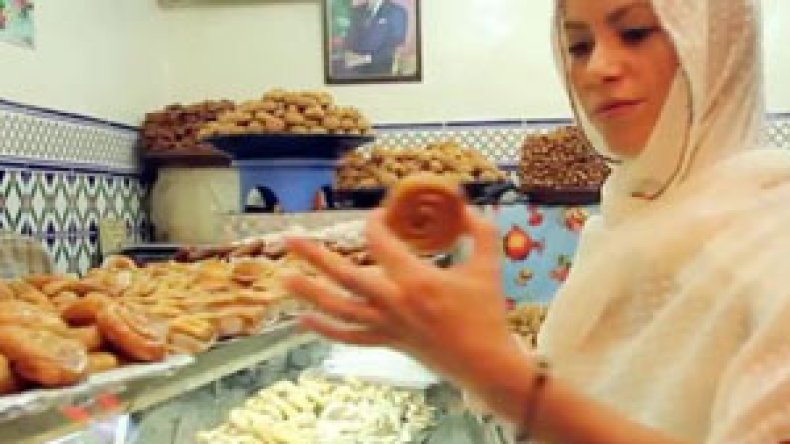 شاكيرا ترتدي الحجاب وتلتهم حلوى” الشباكية “في مراكش