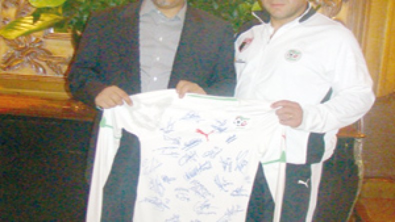 قميص‭ ‬الخضر‭ ‬هدية‭ ‬لأسبيتار