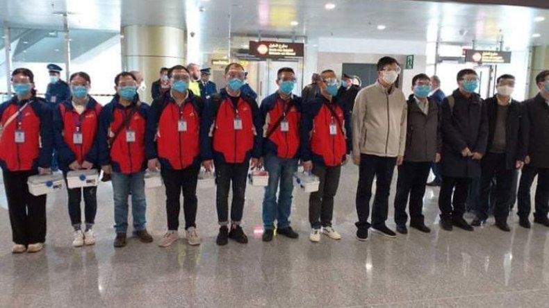 فريق طبي صيني  يصل الجزائر للمساعدة في مواجهة كورونا