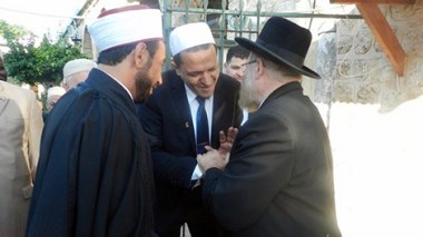 Des imams en France prennent des photos avec Netanyahu et n’interdisent pas le commerce de l’alcool !