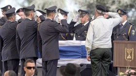 مشاركة عباس ومسؤولين عرب في جنازة بيريز تصدم الفلسطينيين