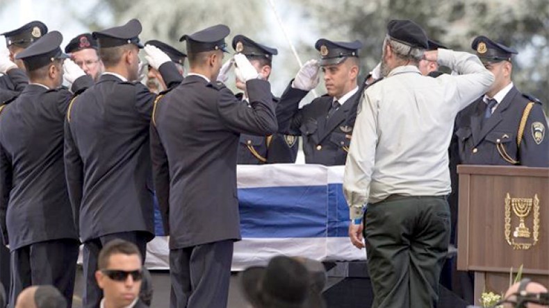 مشاركة عباس ومسؤولين عرب في جنازة بيريز تصدم الفلسطينيين