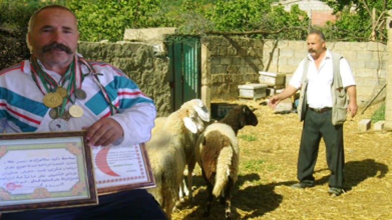 بطل عالمي أسطوري في المصارعة يتحول إلى راعي غنم بالبويرة