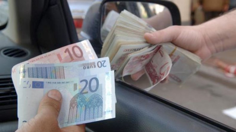 انهيار تاريخي جديد للدينار أمام الأورو والدولار