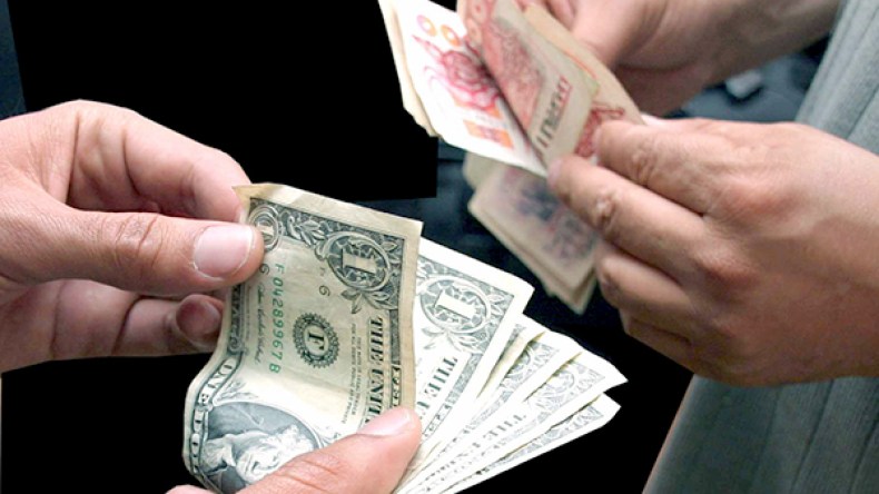 مستوردو الموز والتفاح يلهبون سعر العملة الصعبة  بسوق “السكوار”!