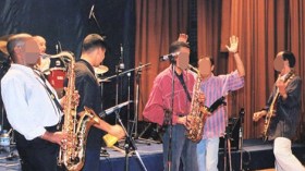 “مناجرة” المغنيين… جسر للاتصال أم جري وراء الشهرة والاستغلال؟