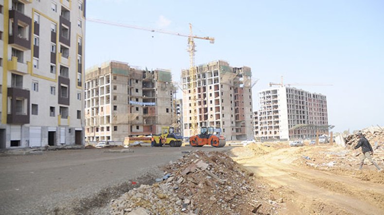 مقاولون يحتجون أمام وزارة السكن ويُطالبون بمستحقاتهم