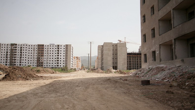 مشاريع سكنية ومنشآت مهددة بالانهيار!