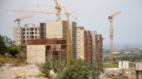 الحكومة ترفع التجميد عن مشاريع السكن