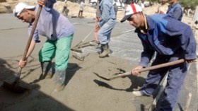 عمال يصومون على تفتيت وتكسير الحجارة لكسب قوت عيشهم