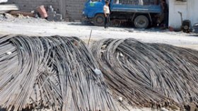 سقوط حر لأسعار الحديد وأزمة ندرة تهدد ورشات البناء