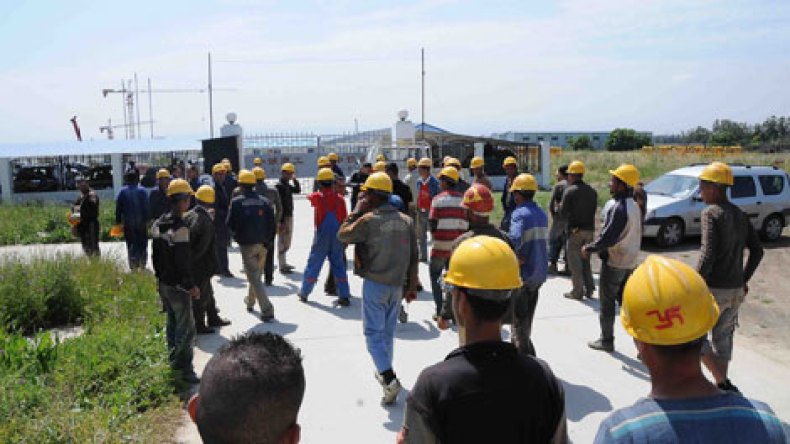 استيراد شركات الإنجاز واليد العاملة لإتمام برنامج الرئيس في آجاله