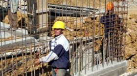 الحكومة تقرر دعم أسعار الحديد وشطب أسماء المقاولين المضاربين بمادة الإسمنت