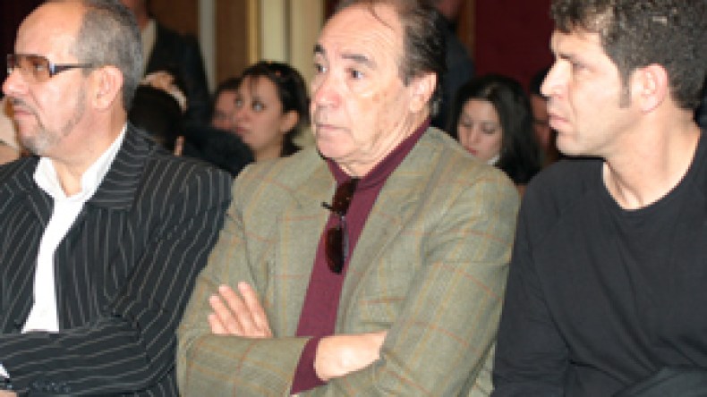 كتاب وفنانون جزائريون يتفاعلون مع قهر الخضر للفراعنة