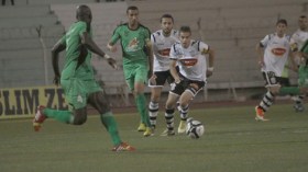 الرابطة الأولى: الرائد في خطر والفرصة سانحة للملاحقين