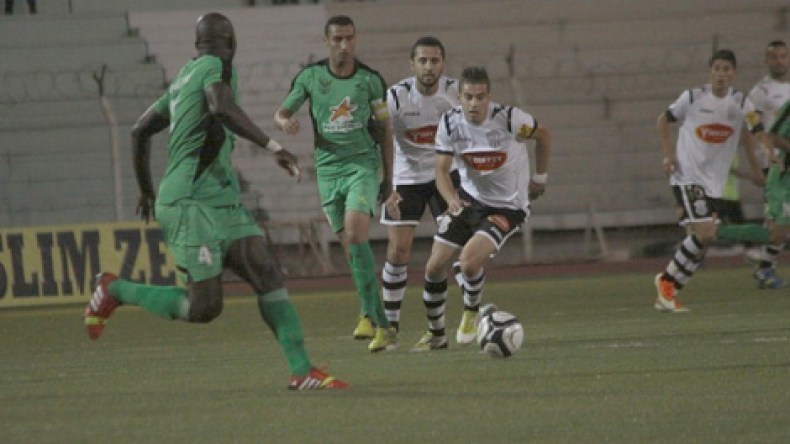 الرابطة الأولى: الرائد في خطر والفرصة سانحة للملاحقين